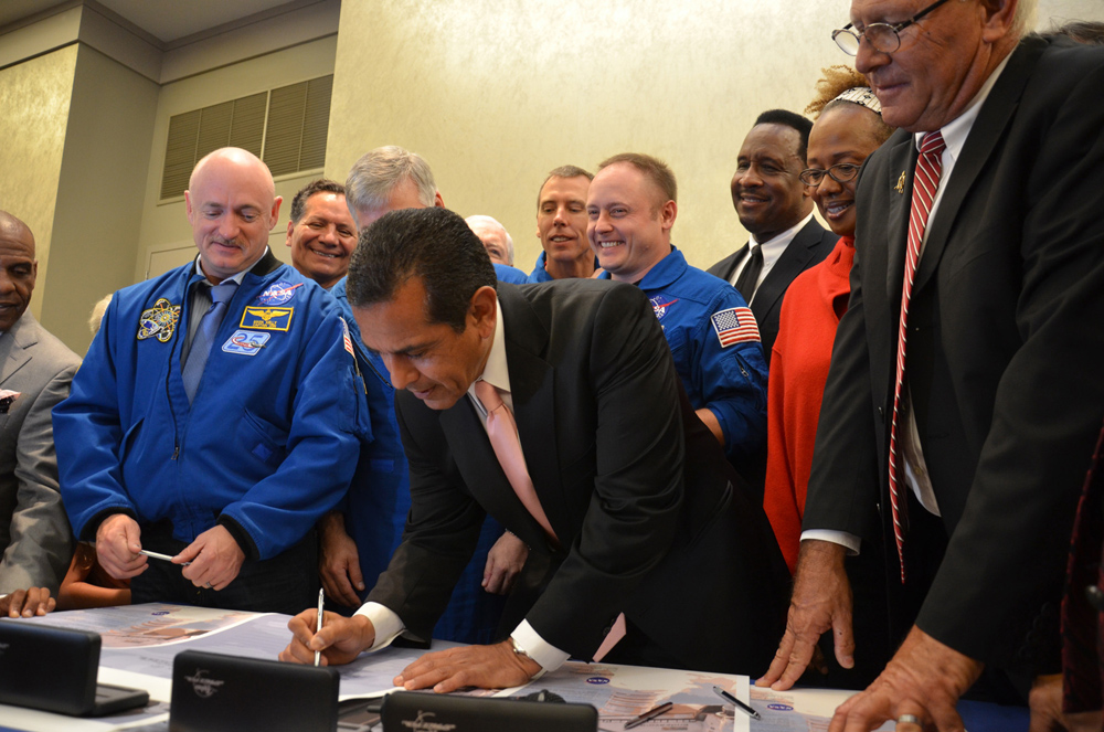 Space Shuttle Pink Slip in Hand, LA Plans 'Mother of All Parades' for Endeavour